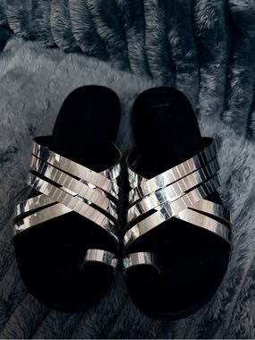 NWOT Fitflops Women’s Metallic Silver Strappy Slide Sandals